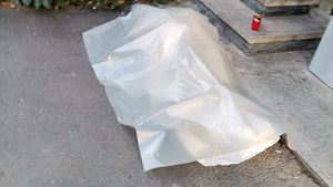 Scene șocante în Huși. Trupul unui bărbat mort a fost lăsat ore întregi pe jos,  în centrul orașului