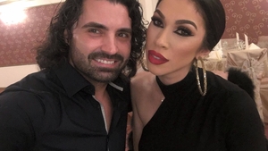 Soţia lui Pepe, cu ochelari şi cearcăne cât pumnul! Ce le-a dezvăluit prietenilor în public 