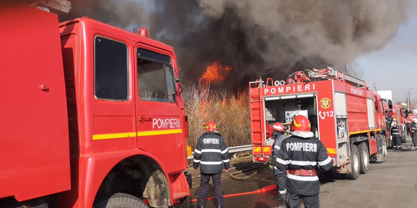 Incendiu puternic la un depozit de mașini din Voluntari! Autoritățile intervin de urgență