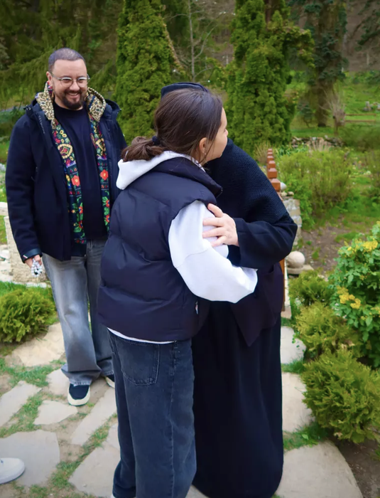 „Minune” pentru Andra, la Mănăstirea Prislop? Cătălin Măruță a dus-o prima oară acolo și artistei nu i-a venit să creadă ce vede