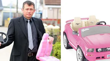 S-a urcat mort de beat la volan si a fost oprit de politie pentru ca sofa o masinuta Barbie!