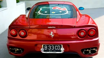 VIDEO A distrus un Ferrari 360 Modena pentru a-l decora cu... Hello Kitty!