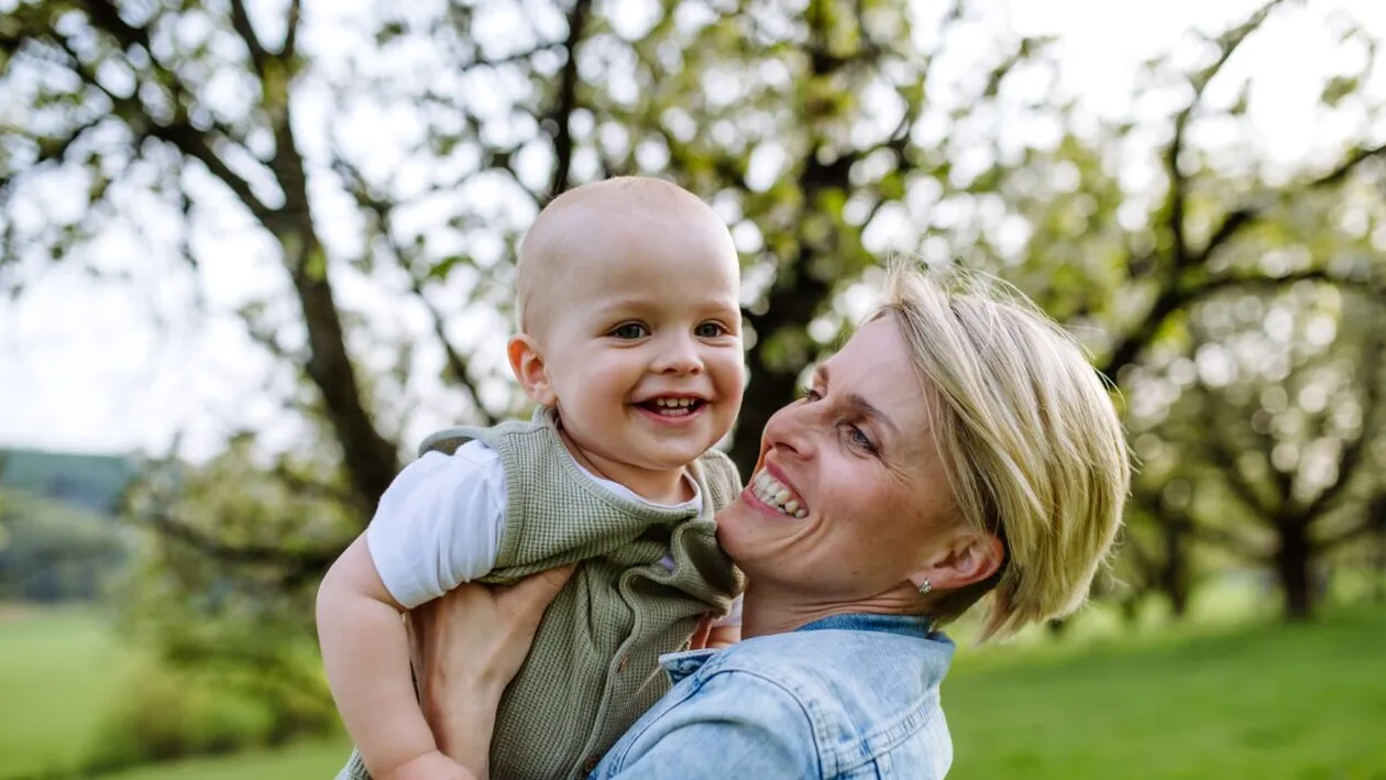 Maternitatea după 40 de ani. De ce tot mai multe femei aleg să aibă copii mai târziu în viață?