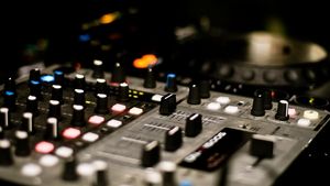 Câți bani câștigă, de fapt, un DJ dintr-un club din Centrul Vechi al Bucureștiului