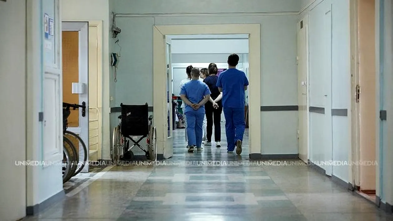 E ULUITOR ce s-a întâmplat la un spital din București! O doctoriță i-a dat cu ”flit” unei paciente cu simptome de coronavirus