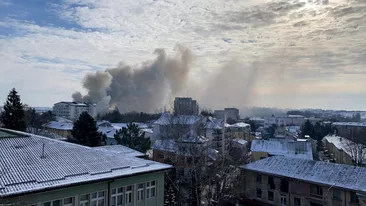 Acoperișul Prefecturii din Suceava a luat foc. Imagini de la fața locului cu incendiu. FOTO