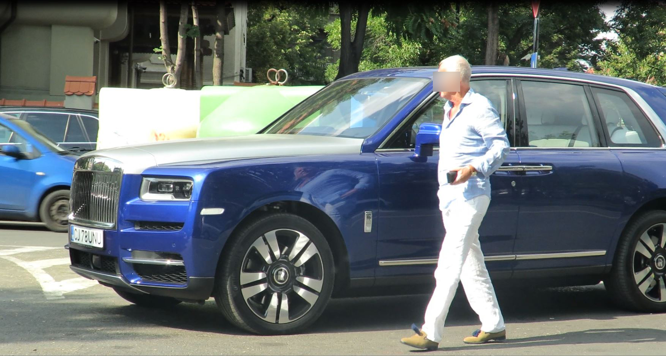 ”Milionarul singuratic” a întors, din nou, privirile pe străzile Capitalei, cu superbul SUV Rolls Royce
