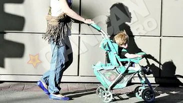 Adriana Nicolae, mama presupusei fiice a lui Stefan Banica Jr., are probleme cu banii! A primit un carucior pentru copil de la Oana Sarbu