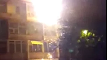 Explozie într-un bloc din Braşov. Un bărbat a probat butelia cu o brichetă