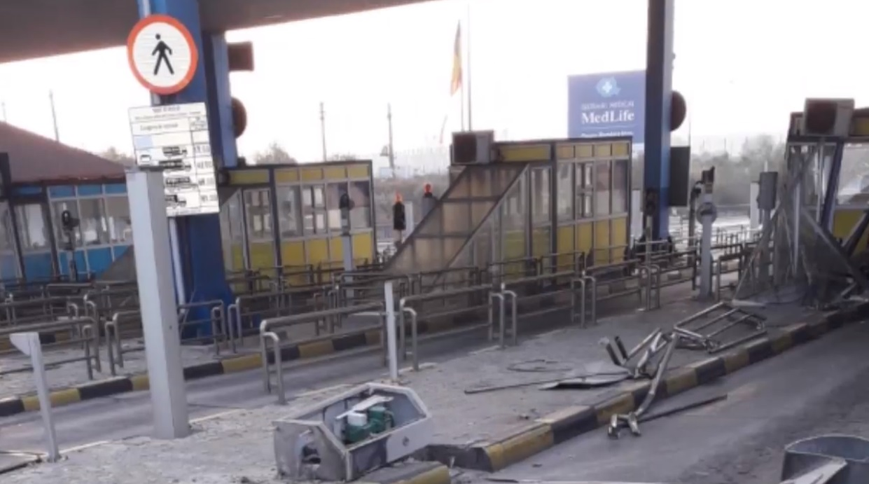 Una dintre cabinele stației de taxare a fost distrusă de vehiculul de mare tonaj
