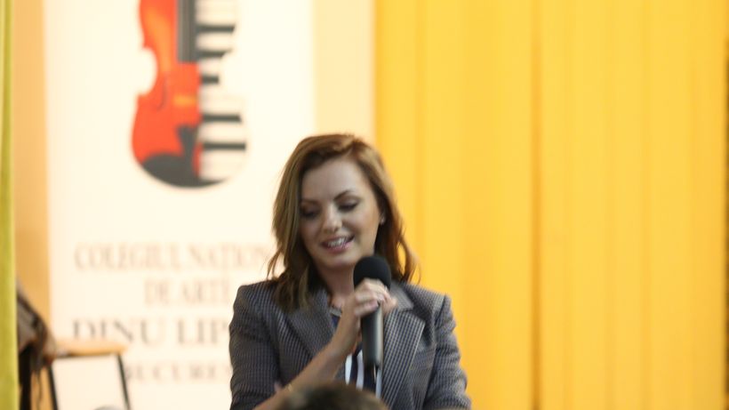 Umilita de o adolescenta frumoasa si foarte talentata. Alexandra Stan a fost eclipsata pe scena unui liceu din Capitala