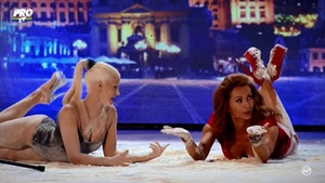 Vacanta de vis pentru blonda care s-a tavalit prin faina cu Mihaela Radulescu la "Romanii au talent"! Ipostaze incendiare