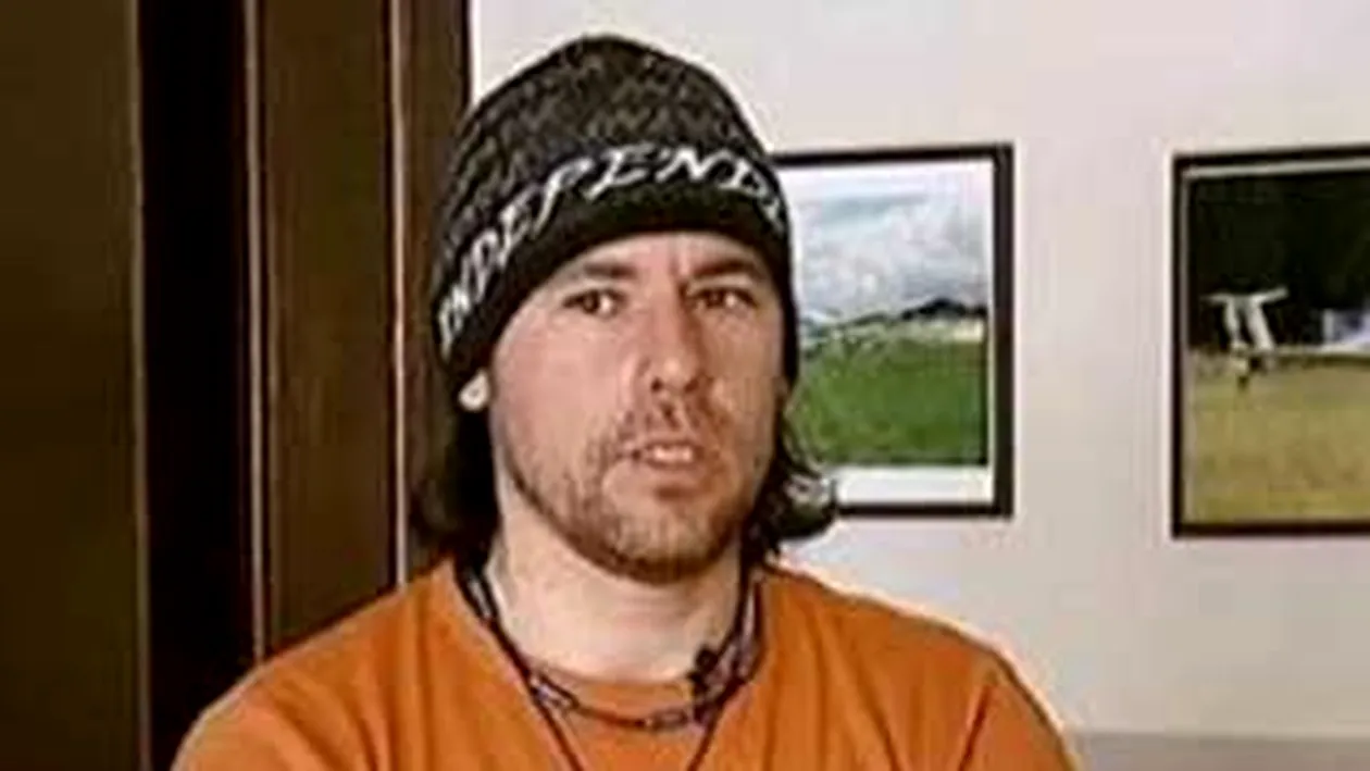 VIDEO Prietenii parasutistului aruncat din avion de teroristi: Nu exista drac mort