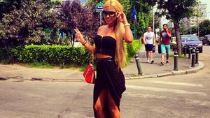 Fara bluza sau corset, dar totusi imbracata! Uite in ce tinuta de infarct le danseaza Loredana Chivu strainilor!