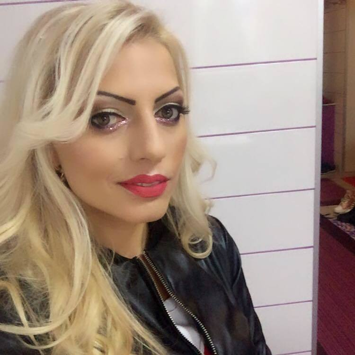 Nicoleta este fiica lui Nicolae Guţă, de la care a moştenit talentul artistic
