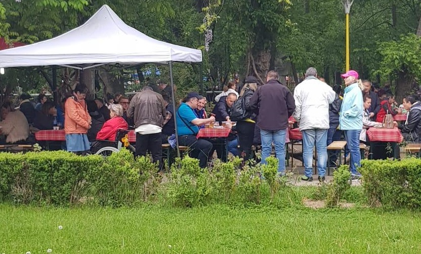 Fostul ministru al Economiei, deputatul Andrei Gerea, a sărbătorit “regulamentar” 1 Mai: chef cu mici și bere cu colegii de partid