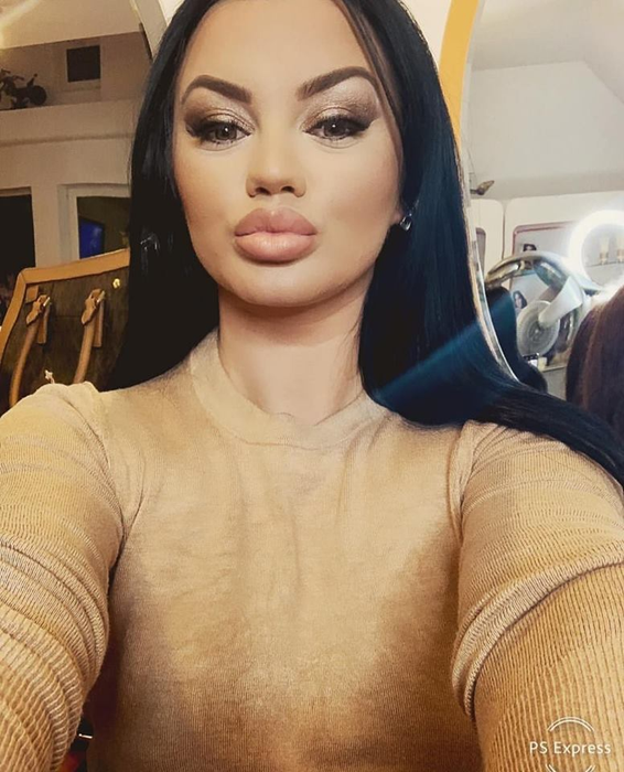 Adulter în showbiz-ul românesc! Deși căsătorită, faimoasa cântăreață a fost fotografiată de mână cu altul