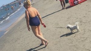 Celebra ”Albinuţa” a făcut senzaţie la plajă cu ”Bubico”