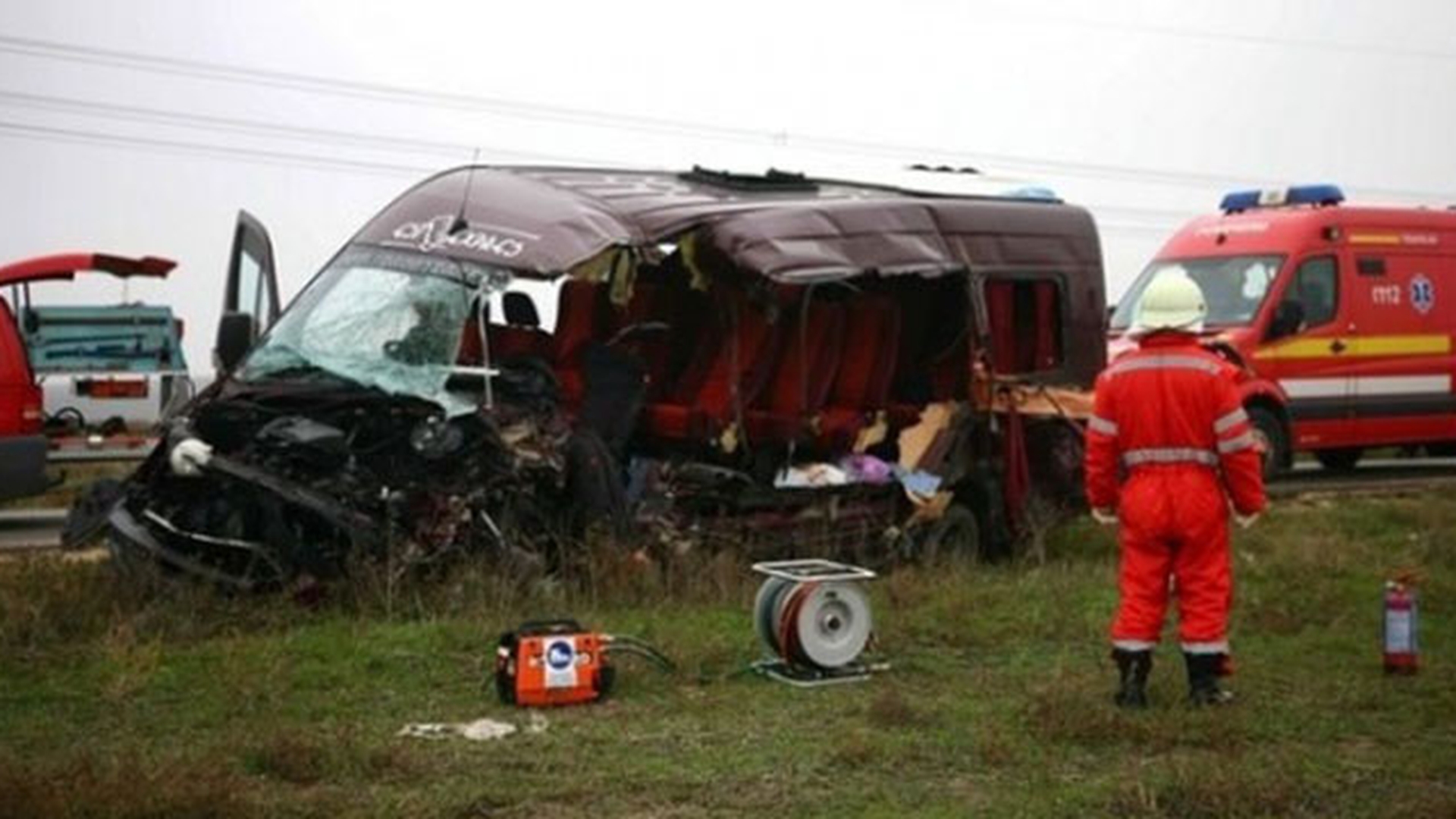 Accident grav in Bacau! 11 persoane au fost strivite intr-un microbuz!