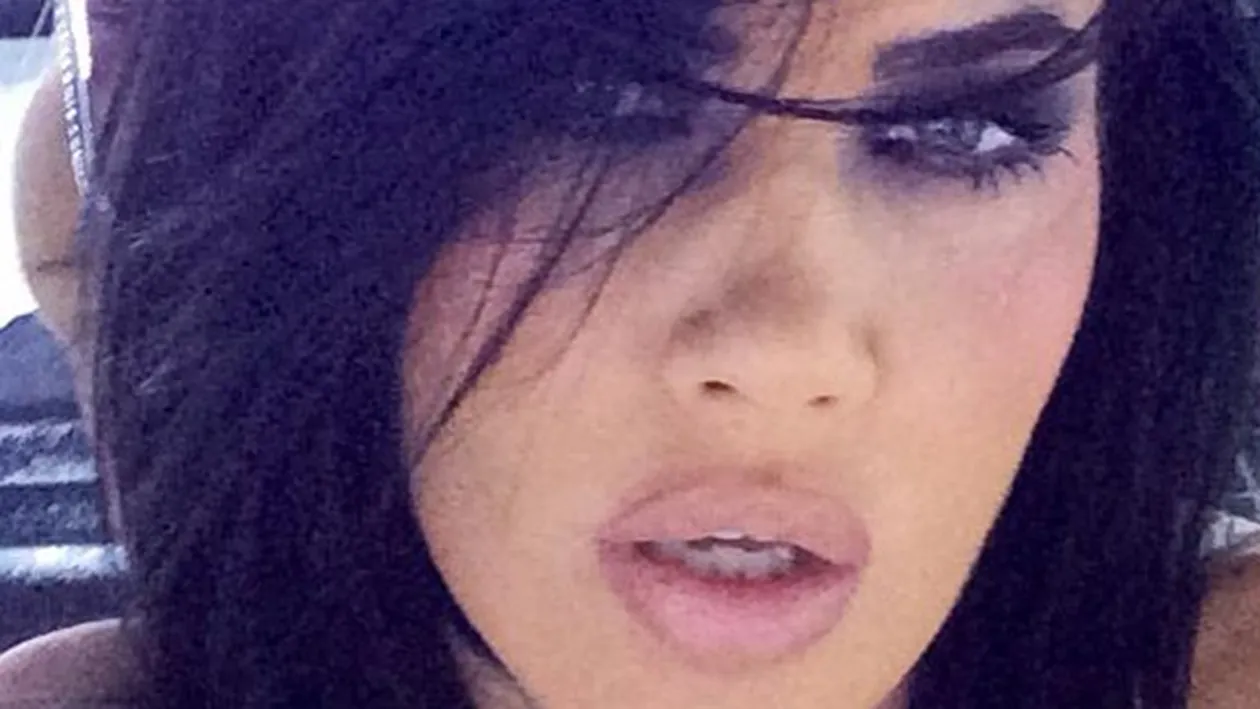 Oana Zavoranu e controlata non-stop de israelianul Tomer: O urmareste, e obsedat. Ea doar se joaca...