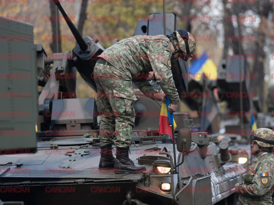 Imagini LIVE de la parada militară de 1 decembrie. Cum au apărut poliţistele la defilare. FOTO