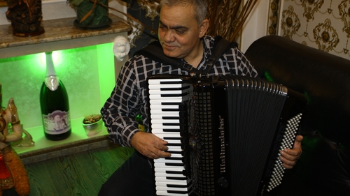 Fabuloasa poveste a celui mai rapid acordeonist: I-a dat numele lui Adrian Minune si a cucerit Franta cu muzica lui!
