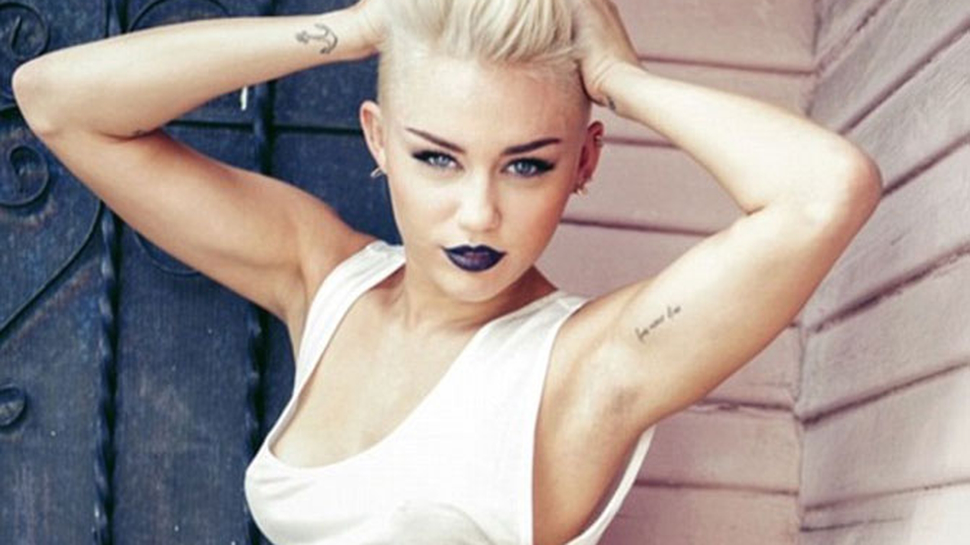 Gata cu imaginea de fetita cuminte! Miley Cyrus e mai punk si mai sexy ca niciodata... si pregateste un nou album!