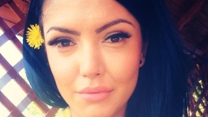 Imagini incendiare cu Andreea Mantea la piscina! Bruneta e insotita de un tanar fermecator pe care il da cu ulei!