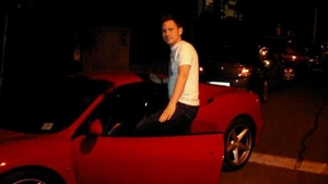 Amantlac de cinci stele. Blonda combinata de Versace e in divort, iar el conduce Ferrari-ul sotului inselat!