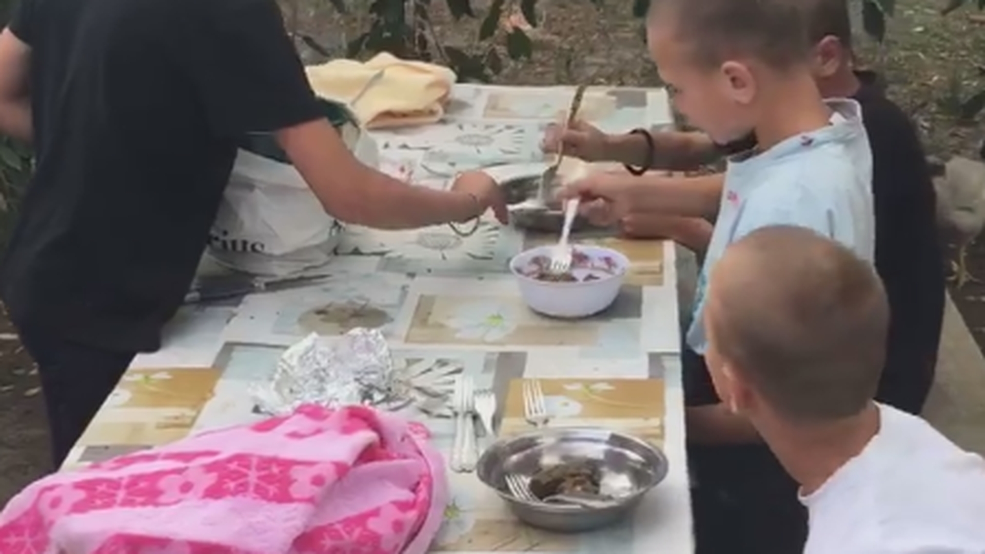 Are 14 ani, dar se ocupă de frăţiorii ei mai mici! Andreea a devenit capul familiei după moartea mamei
