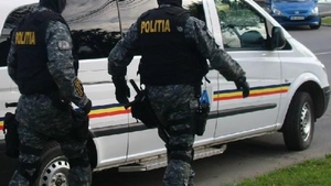 Doi tineri au năvălit peste doi bătrâni din Mehedinți. Este incredibil ce au furat