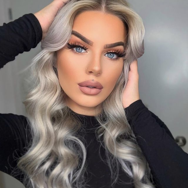 Emily e blonda care face "ravagii" pe Instagram! Poartă lentile de contact și are gene false și nu lasă nimic să-i scape! 