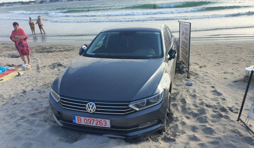 Incredibil! Imagini cu mașina unui turist parcată pe plajă, printre șezlonguri, în Saturn. Salvamarii au sunat la poliție