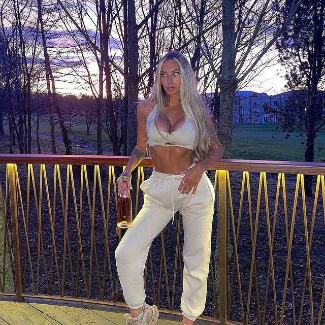 Pe contul ei de Instagram, Amy are peste 120.000 de urmăritori