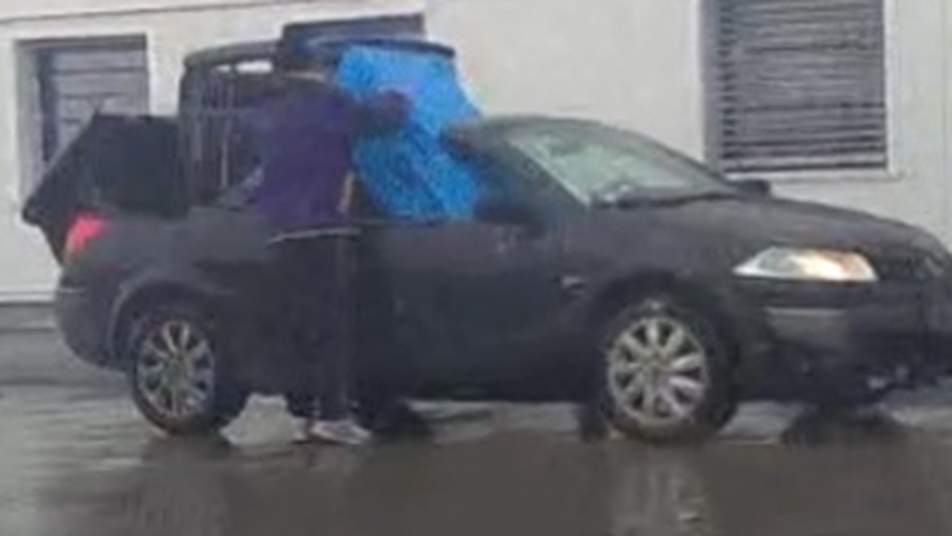 Absolut ireal! El este soferul mai prost ca noaptea - Pe o ploaie torentiala si-a decapotat masina sa-si indese cumparaturile - Are numere de Bacau