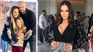 Andreea Antonescu, îndrăgostită lulea, deși nu a divorțat de Traian Spak. Cântăreața și noul iubit, surprinși sărutându-se cu patos. El e mai tânăr cu 10 ani și este un crai controversat