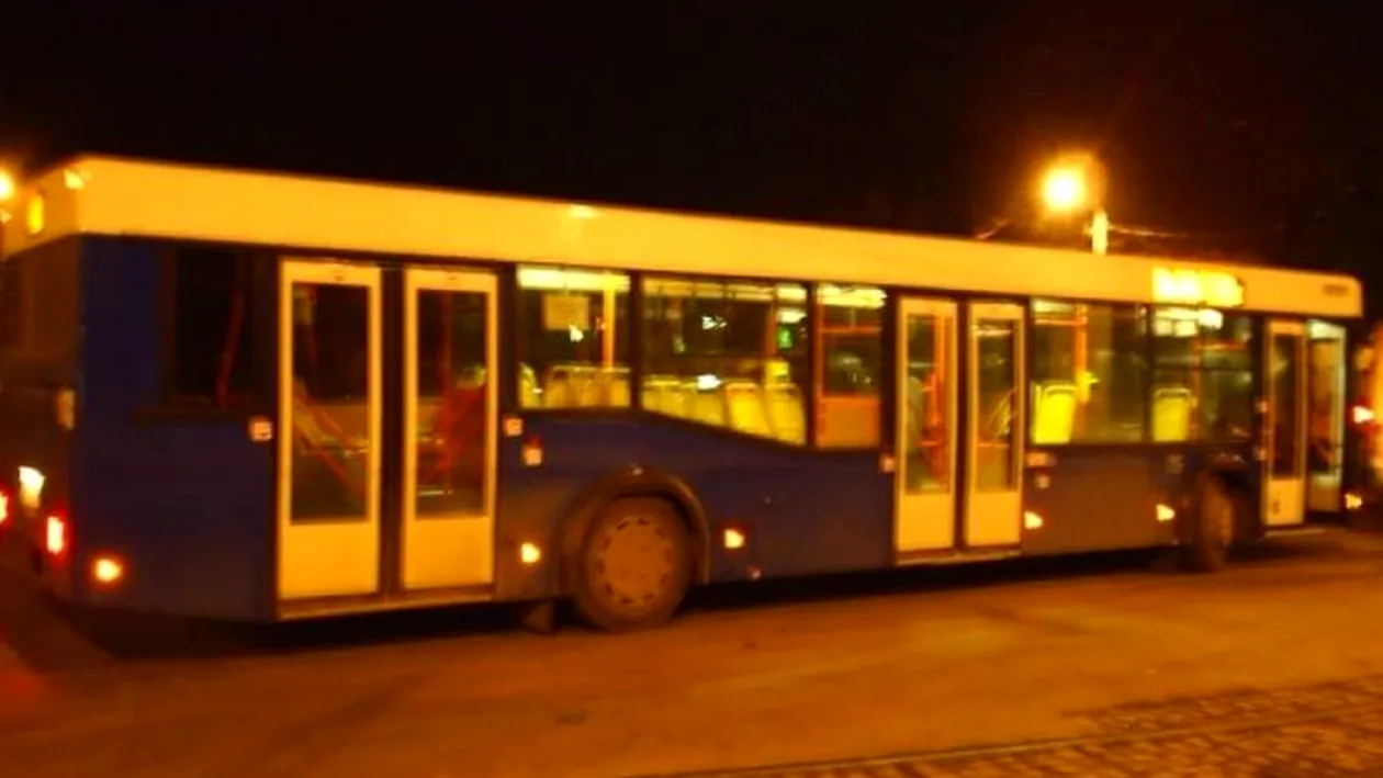 O tânără din Ploiești s-a rănit grav după ce a căzut dintr-un autobuz, aflat în mers