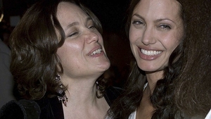 Angelina Jolie se recuperează extrem de greu după divorţul de Brad Pitt şi plânge după mama ei: ”Aş da orice să o am din noul lângă mine”