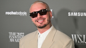 J. Balvin nu mai arată cum îl știau româncele! Transformarea lui e uriașă, seamănă cu o vedetă din România
