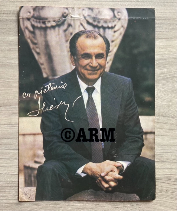 O fotografie cu Ion Iliescu din anul 1991,  cu autograf imprimat, se vinde cu 115 lei foto: OLX