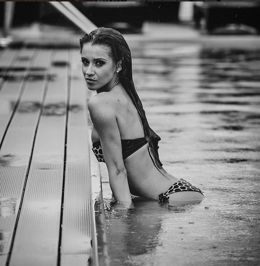 ANA MARIA BARNOSCHI, apariţie senzuală la piscină! Cum arată fosta „parteneră” a lui LIVIU VÂRCIU!
