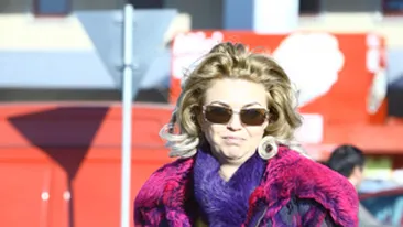 O artista sexy, care abia a implinit 40 de ani! Ce-o fi fost in capul ei sa iasa asa din casa? Ghici cine-i blonda-sorcova!