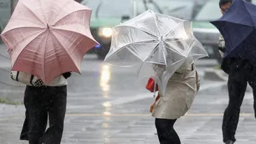 ULTIMA ORA! Ploi şi vijelii in toata tara, de luni dupa-amiaza pana marti seara