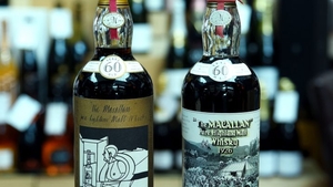 Un nou record mondial în vânzările de whisky: 1,2 milioane de dolari pentru două sticle de The Macallan 1926