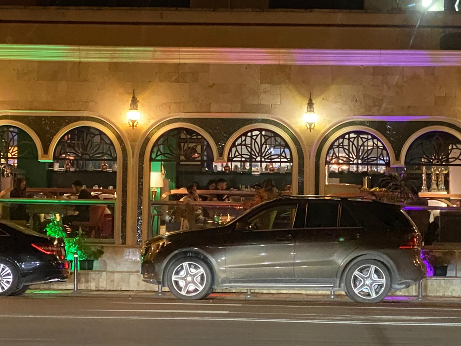 Oamenii stau liniștiți la masă în restaurantul Mandaloun din Capitală, deși ar trebui ca locația să fie închisă