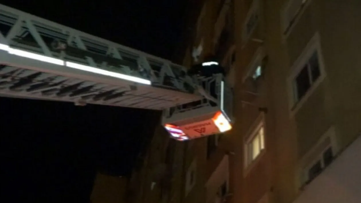 O bunică a fost salvată de pompieri după ce a fost închisă pe balcon de nepoțica de doi ani