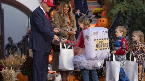 Melania și Donald Trump au avut un Halloween pe cinste! Cum au decorat Casa Albă și ce au primit copiii din partea lor