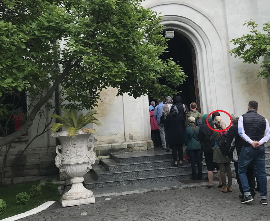 Simona Secrier a vorbit la telefon cât a așteptat să intre la moaște