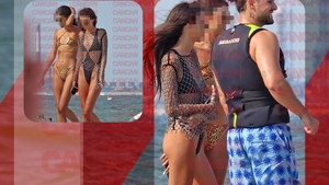 Alexia Eram va turba de gelozie! Mario Fresh a profitat de două puștoaice cu posterioare jucăușe!