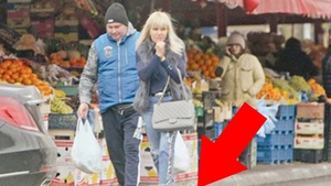 Cum a apărut îmbrăcată Elena Udrea ieri, la piață! Dar să vezi ce avea în picioare